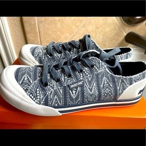 NEW Rocket Dog Sneakers size 9 medium